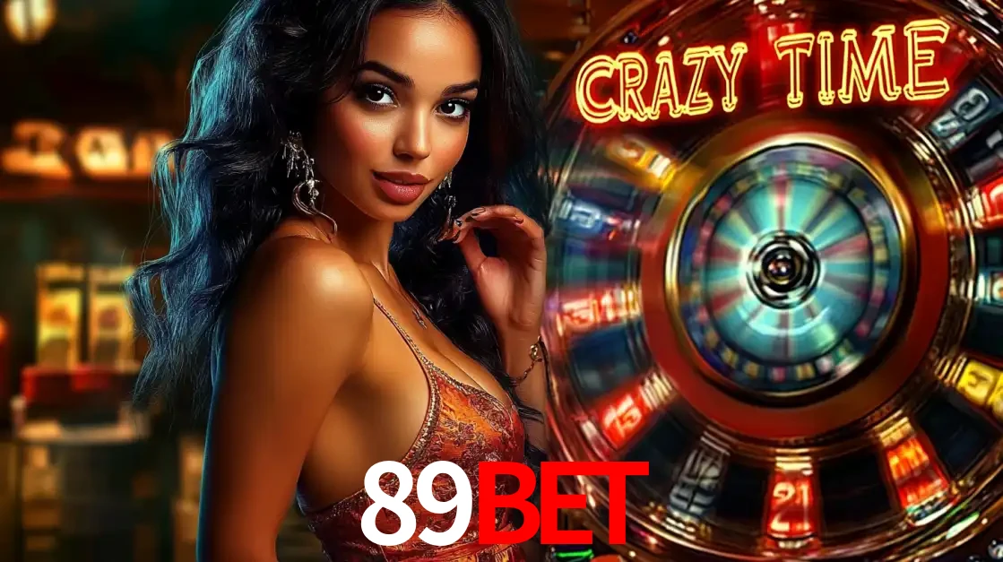 Mulher elegante ao lado da vibrante roda da fortuna do jogo de cassino ao vivo Crazy Time, um dos game shows mais populares e cheios de prêmios do 89bet.